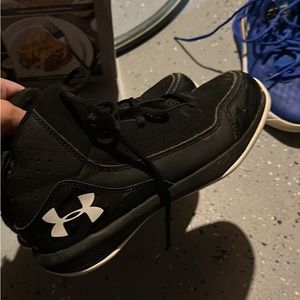 Under armour boys black basketball shoes size 3